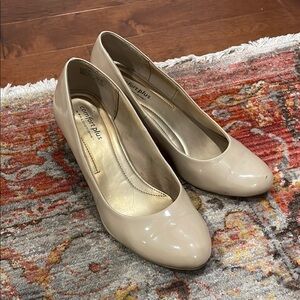 Well-worn Women's Cream Pumps